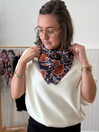 Foulard carré fleuri en coton Mellinette – Marine ou prune