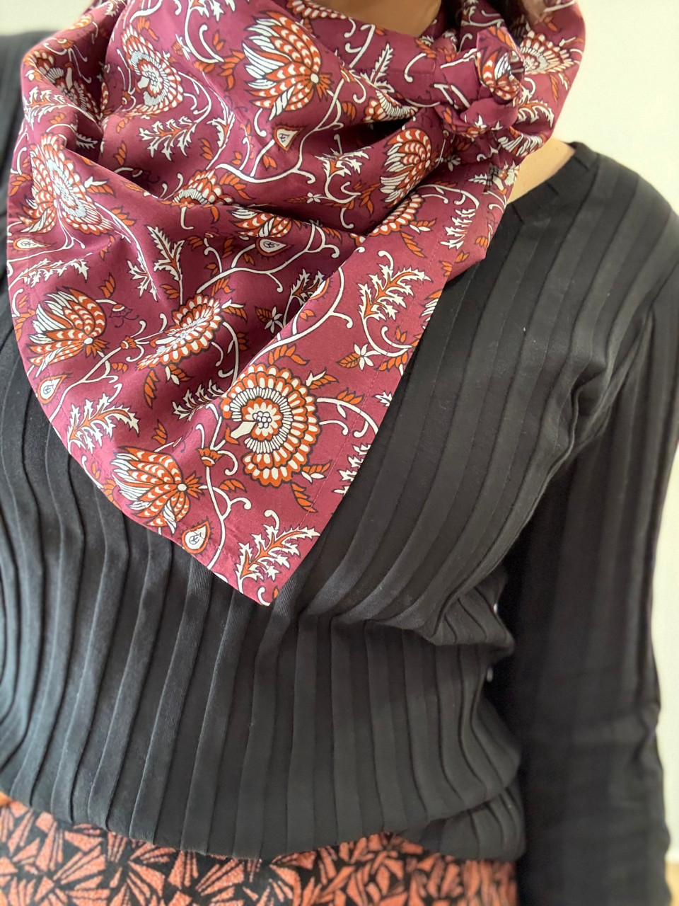 Foulard carré fleuri en coton Mellinette – Marine ou prune