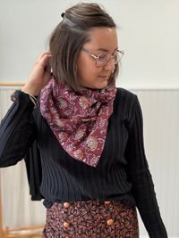 Foulard carré fleuri en coton Mellinette – Marine ou prune