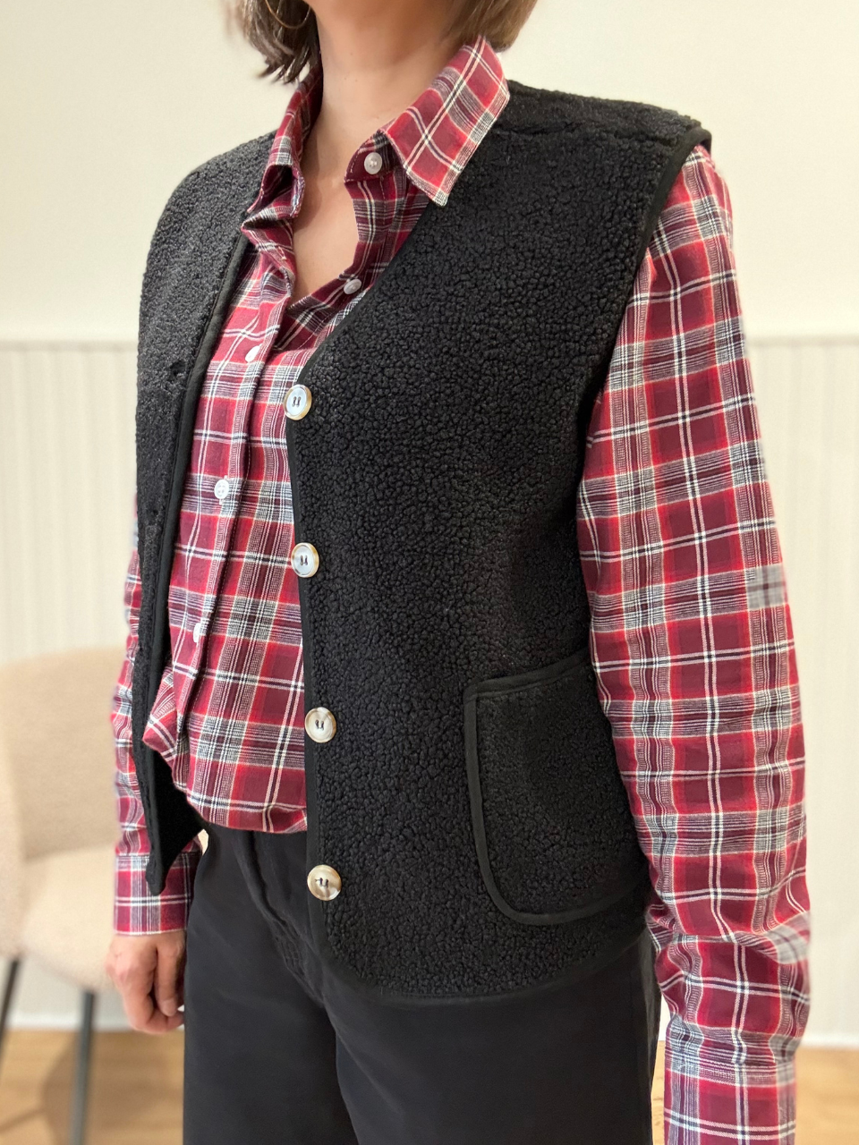 Gilet sans manches femme en bouclette noire