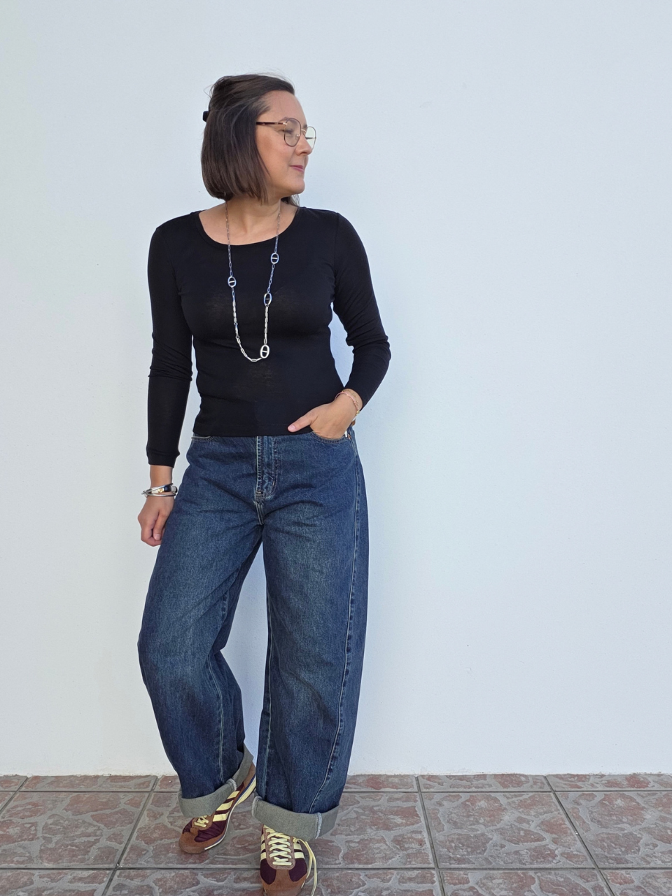 Top noir hier sous pull femme
