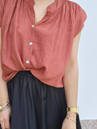 Haut fluide ajouré aux épaules – Ocre, Blanc & Vieux rose