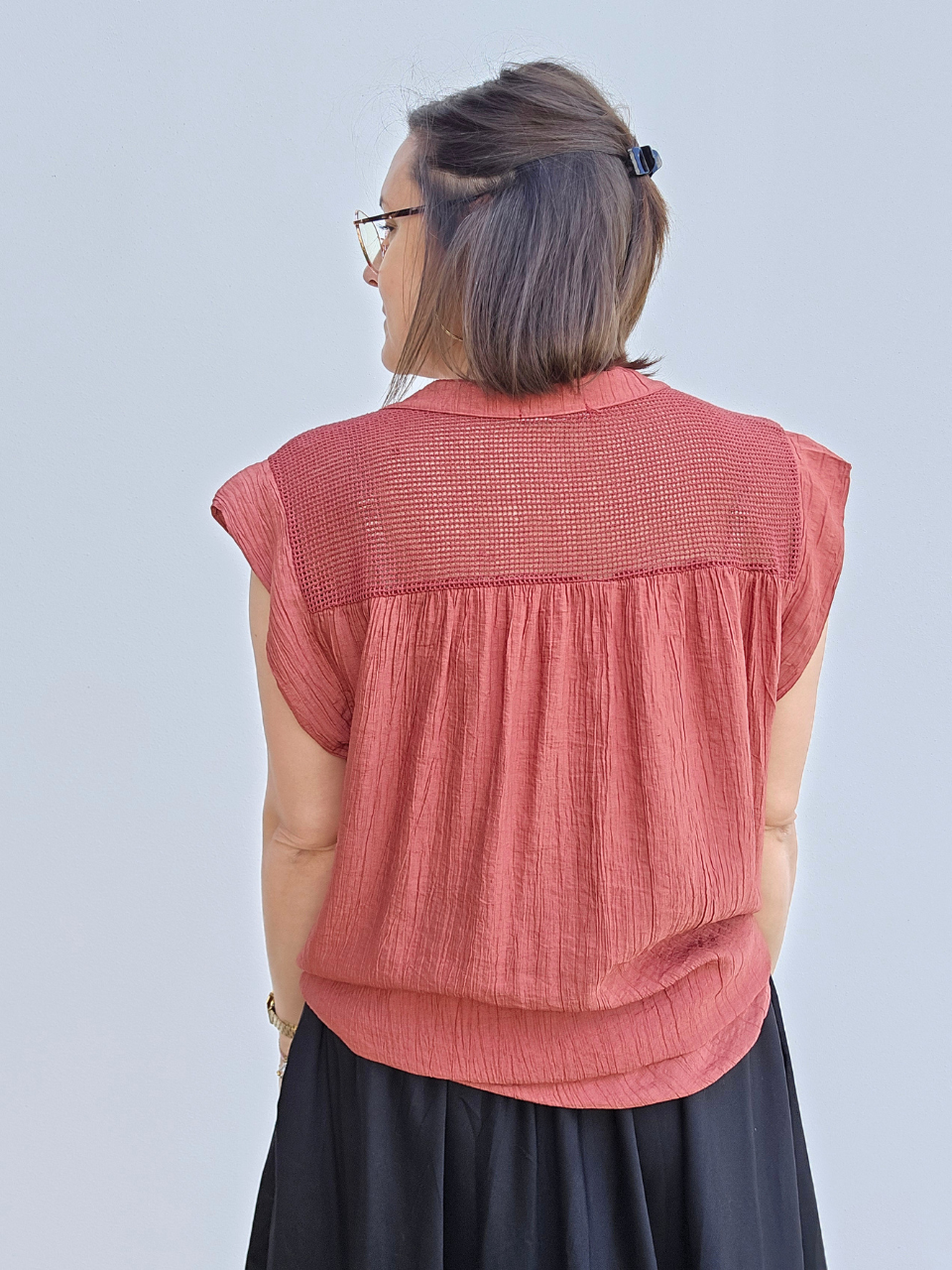 Haut fluide ajouré aux épaules – Ocre, Blanc & Vieux rose