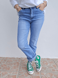 Jean femme straight leg bleu clair – Le denim intemporel
