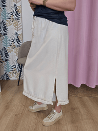 Jupe longue beige à dentelle & bord frangé