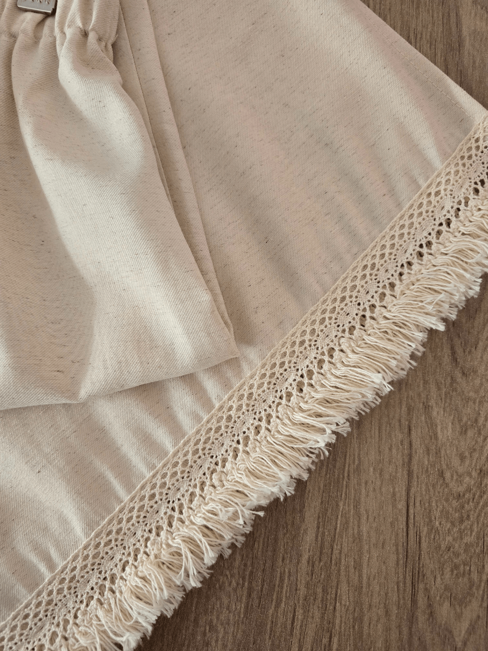 Jupe longue beige à dentelle & bord frangé