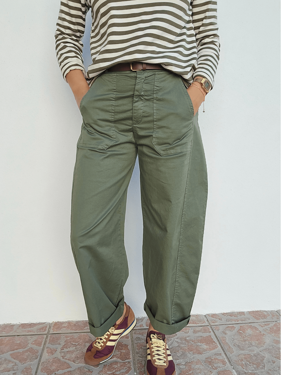 Pantalon barrel femme kaki taille haute avec ceinture