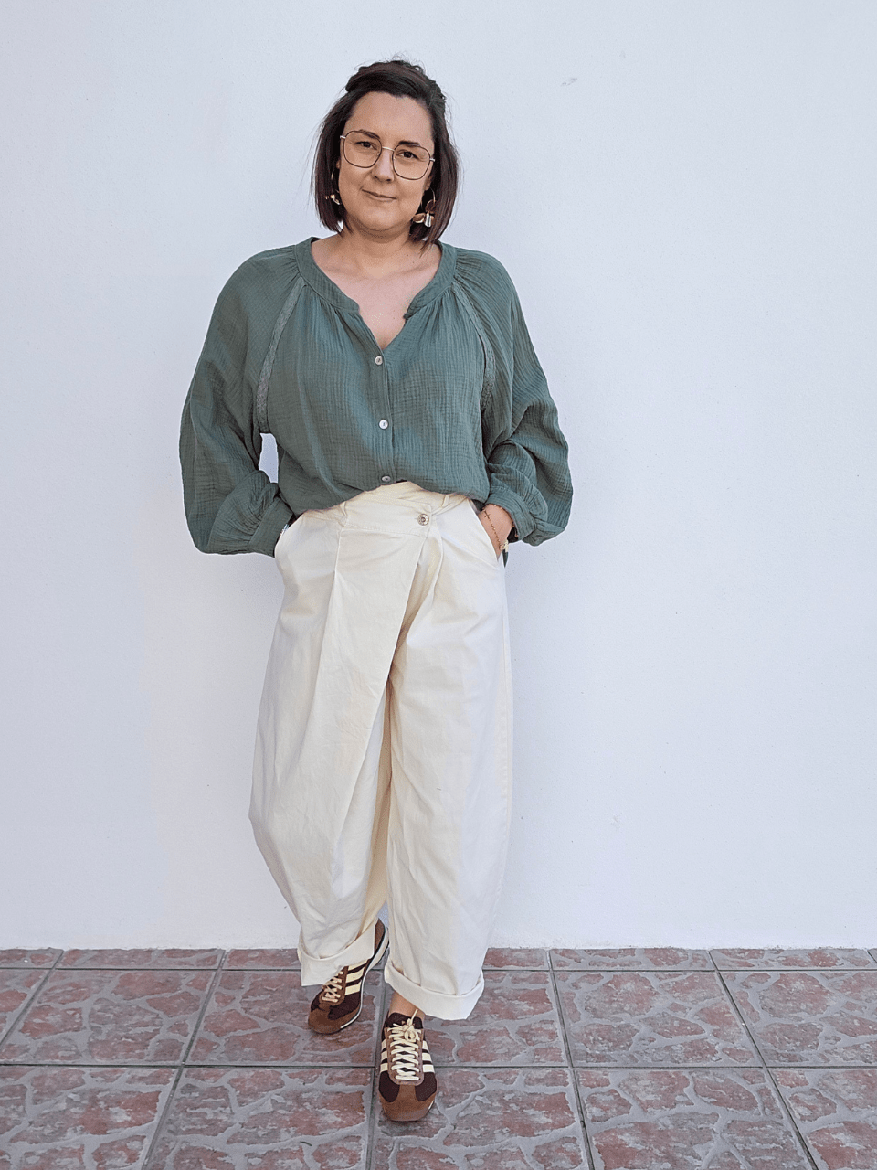 Pantalon large écru en coton – coupe barrel & fermeture croisée