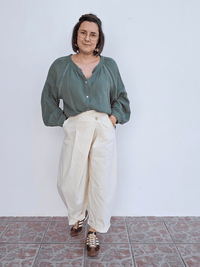 Pantalon large écru en coton – coupe barrel & fermeture croisée