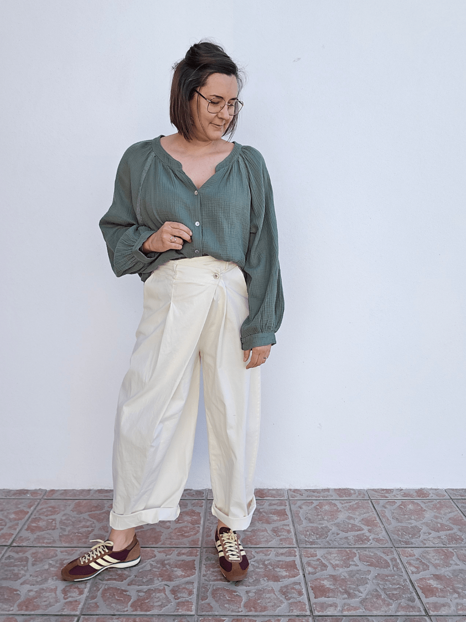 Pantalon large écru en coton – coupe barrel & fermeture croisée
