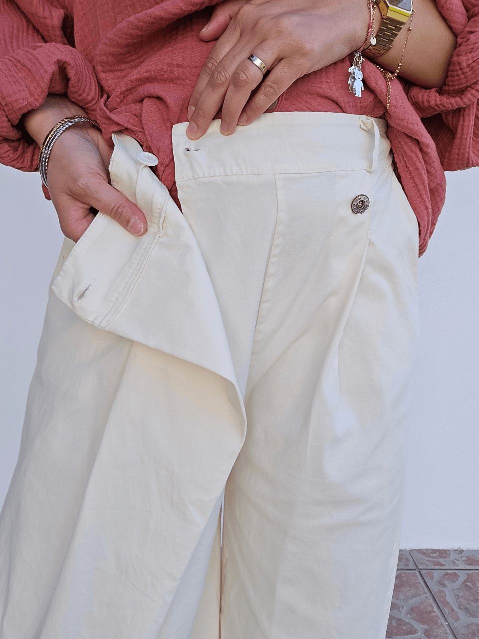 Pantalon large écru en coton – coupe barrel & fermeture croisée