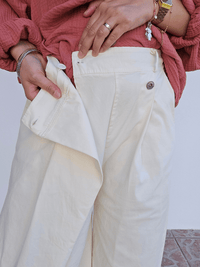 Pantalon large écru en coton – coupe barrel & fermeture croisée