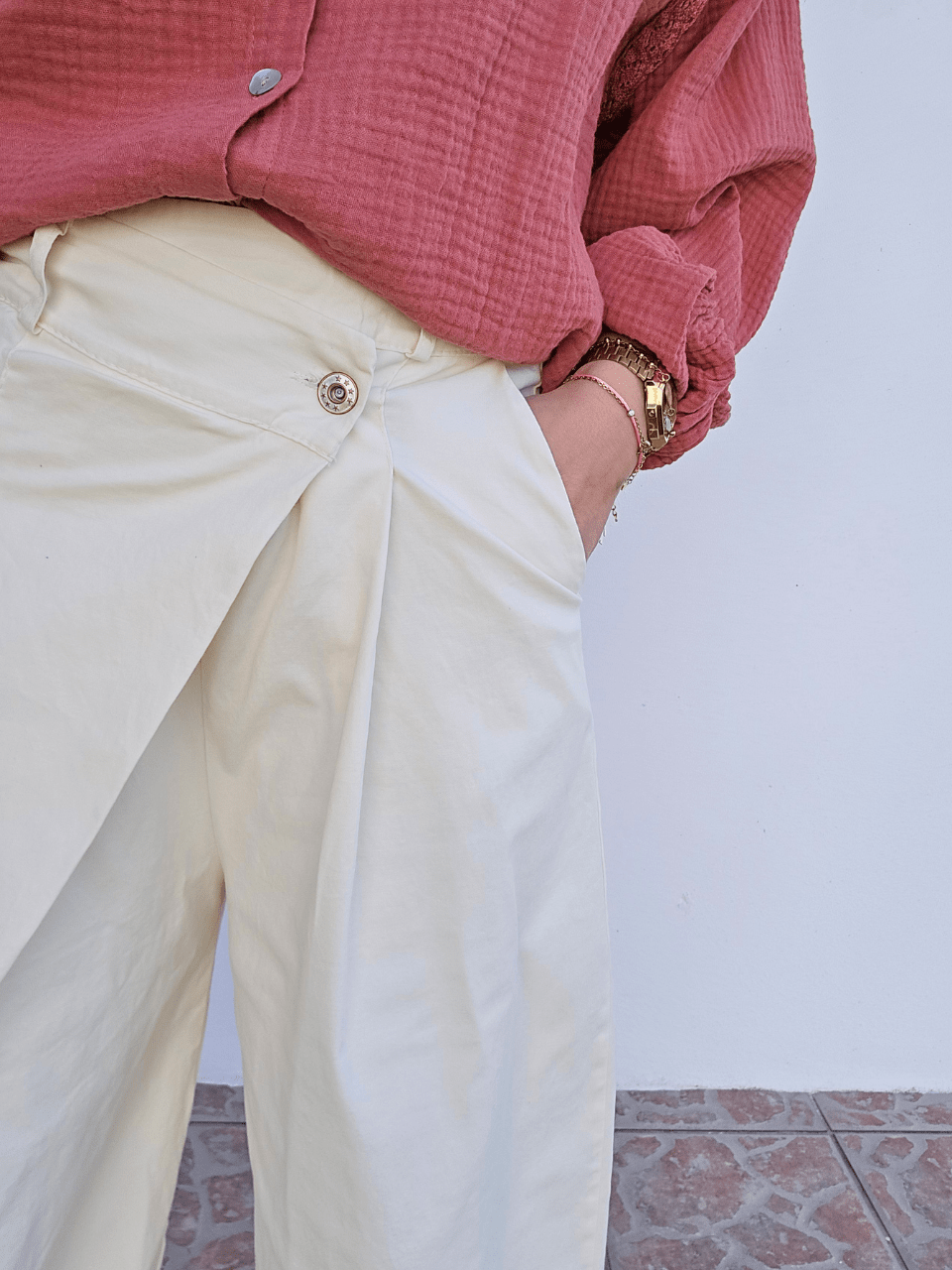 Pantalon large écru en coton – coupe barrel & fermeture croisée