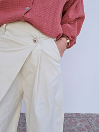 Pantalon large écru en coton – coupe barrel & fermeture croisée