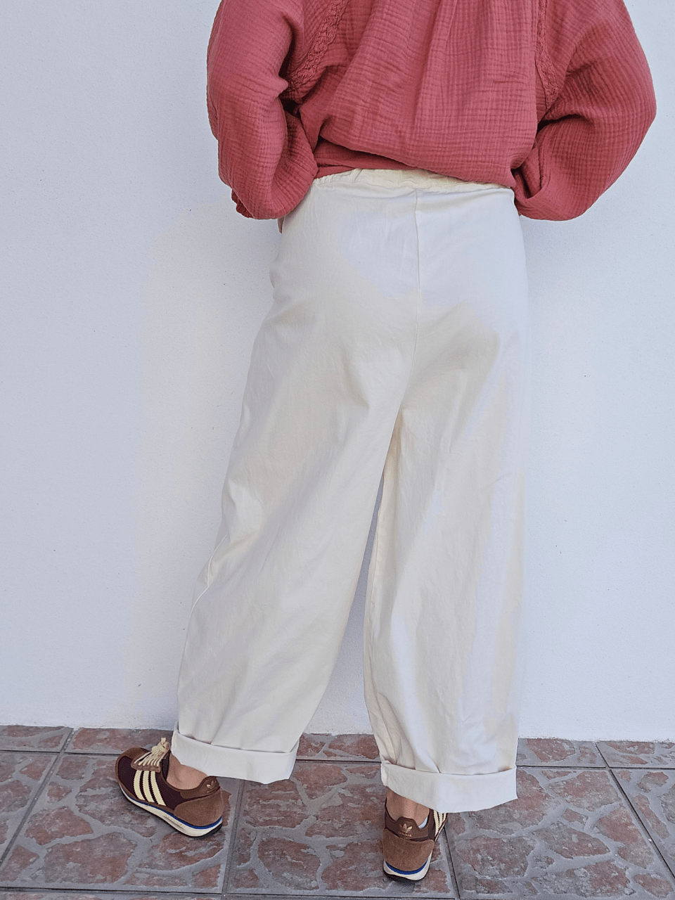 Pantalon large écru en coton – coupe barrel & fermeture croisée