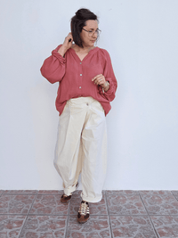 Pantalon large écru en coton – coupe barrel & fermeture croisée