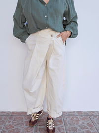 Pantalon large écru en coton – coupe barrel & fermeture croisée
