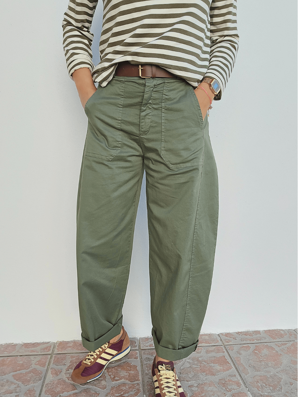 Pantalon barrel femme kaki taille haute avec ceinture