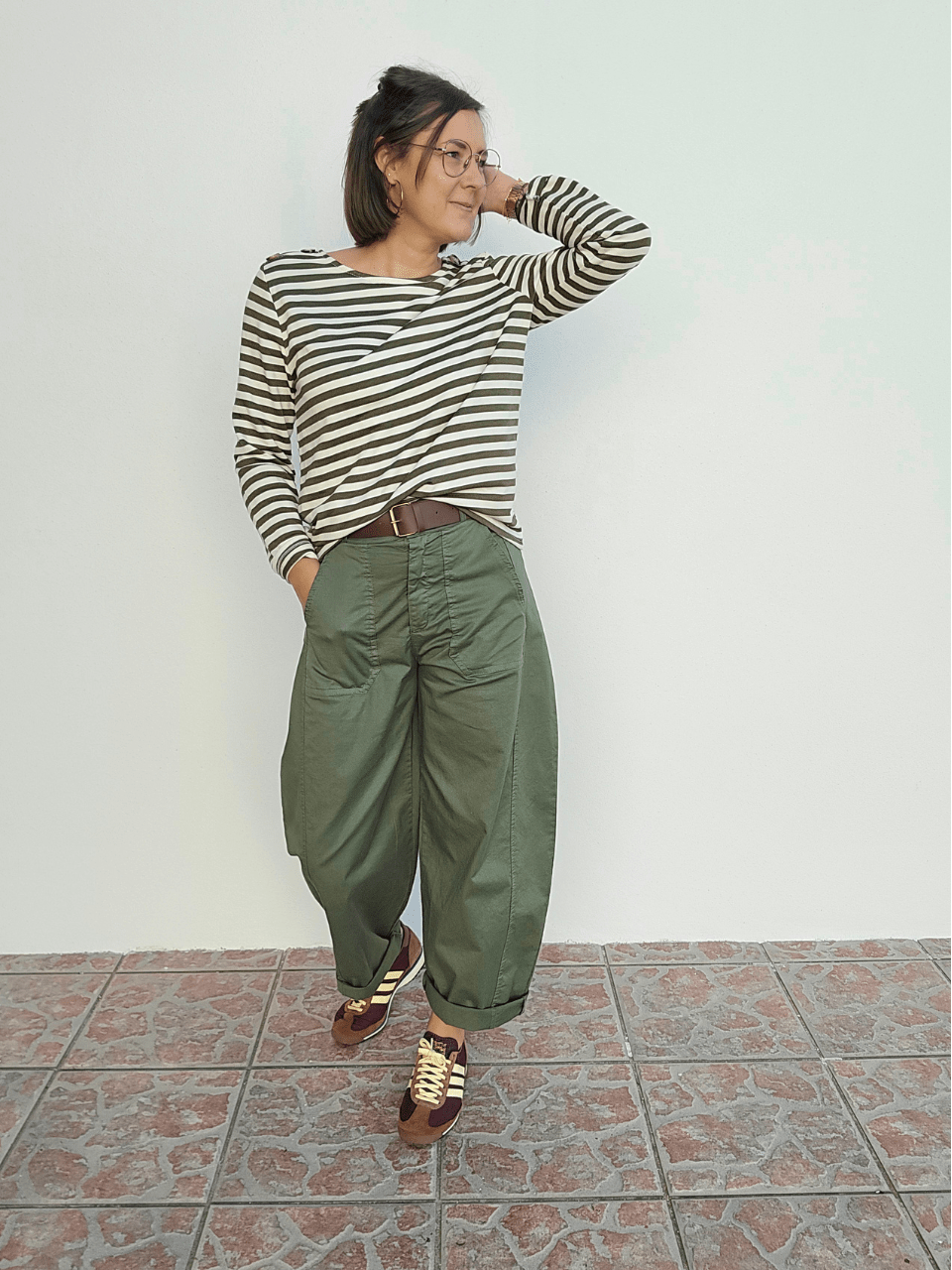 Pantalon barrel femme kaki taille haute avec ceinture