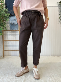 Pantalon jean marron femme taille élastiquée coupe carotte