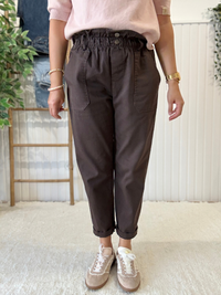 Pantalon jean marron femme taille élastiquée coupe carotte
