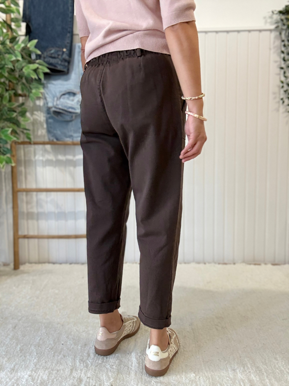 Pantalon jean marron femme taille élastiquée coupe carotte