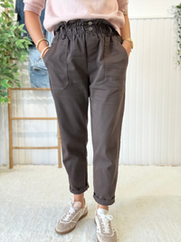 Pantalon jean marron femme taille élastiquée coupe carotte
