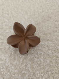 Petite barrette fleur cheveux – Finition mate