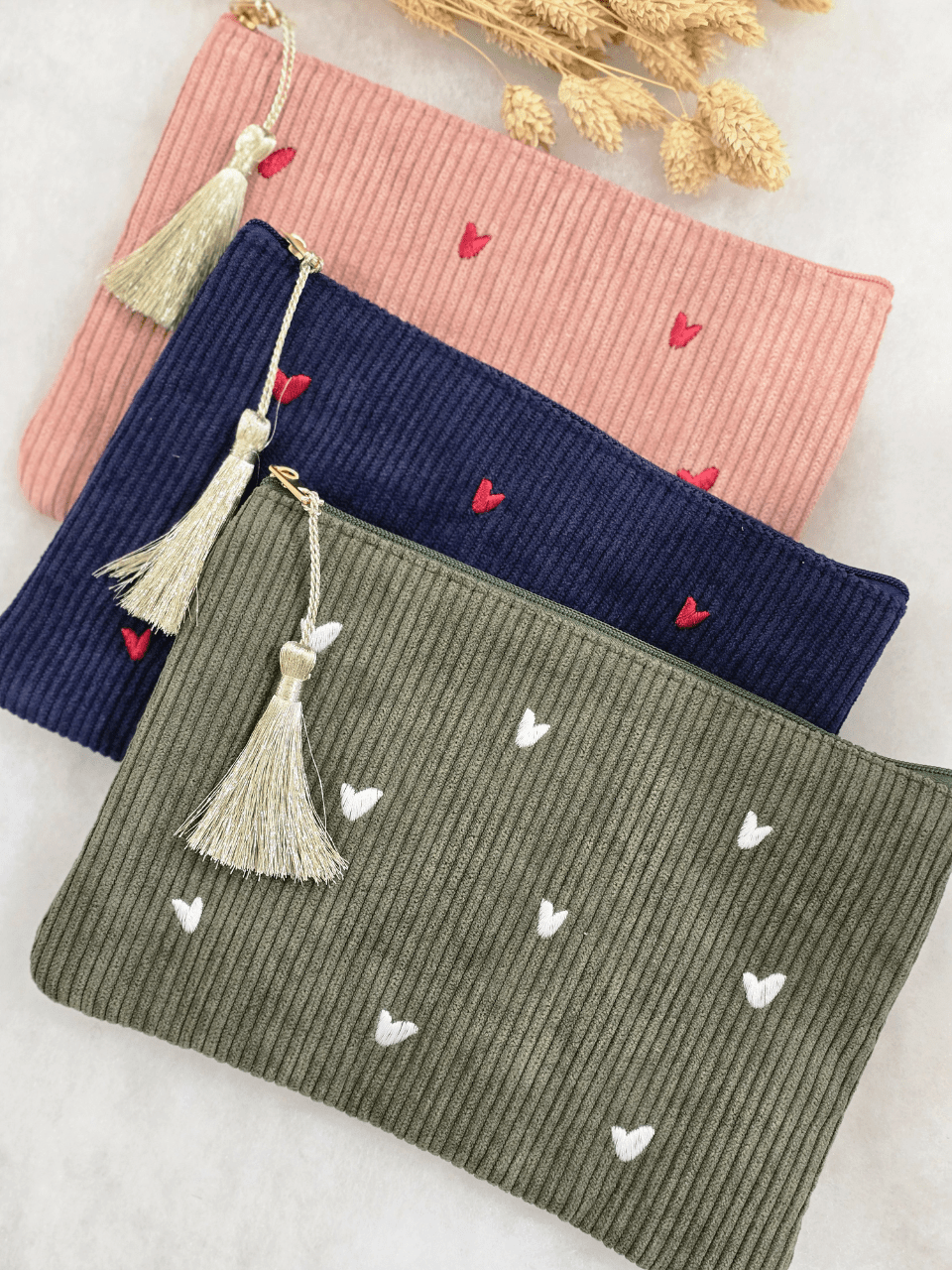 Pochette en velours côtelé – Cœurs dorés brodés