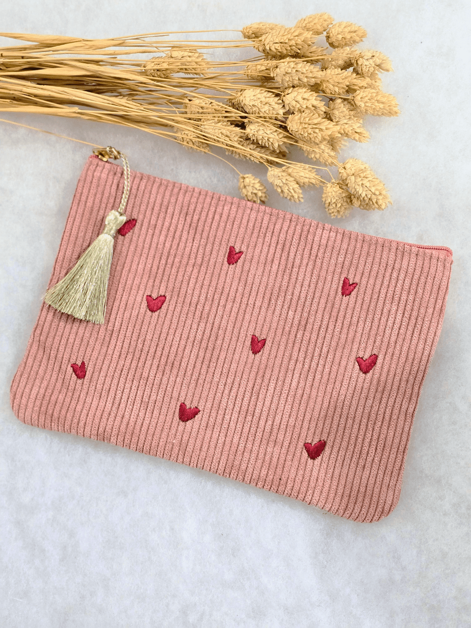 Pochette en velours côtelé – Cœurs dorés brodés