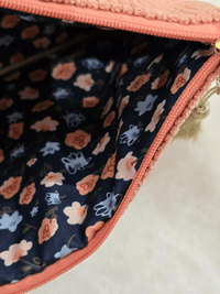 Pochette en velours côtelé – Cœurs dorés brodés