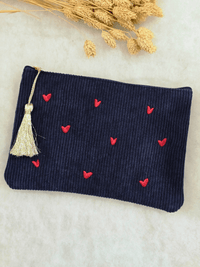 Pochette en velours côtelé – Cœurs dorés brodés