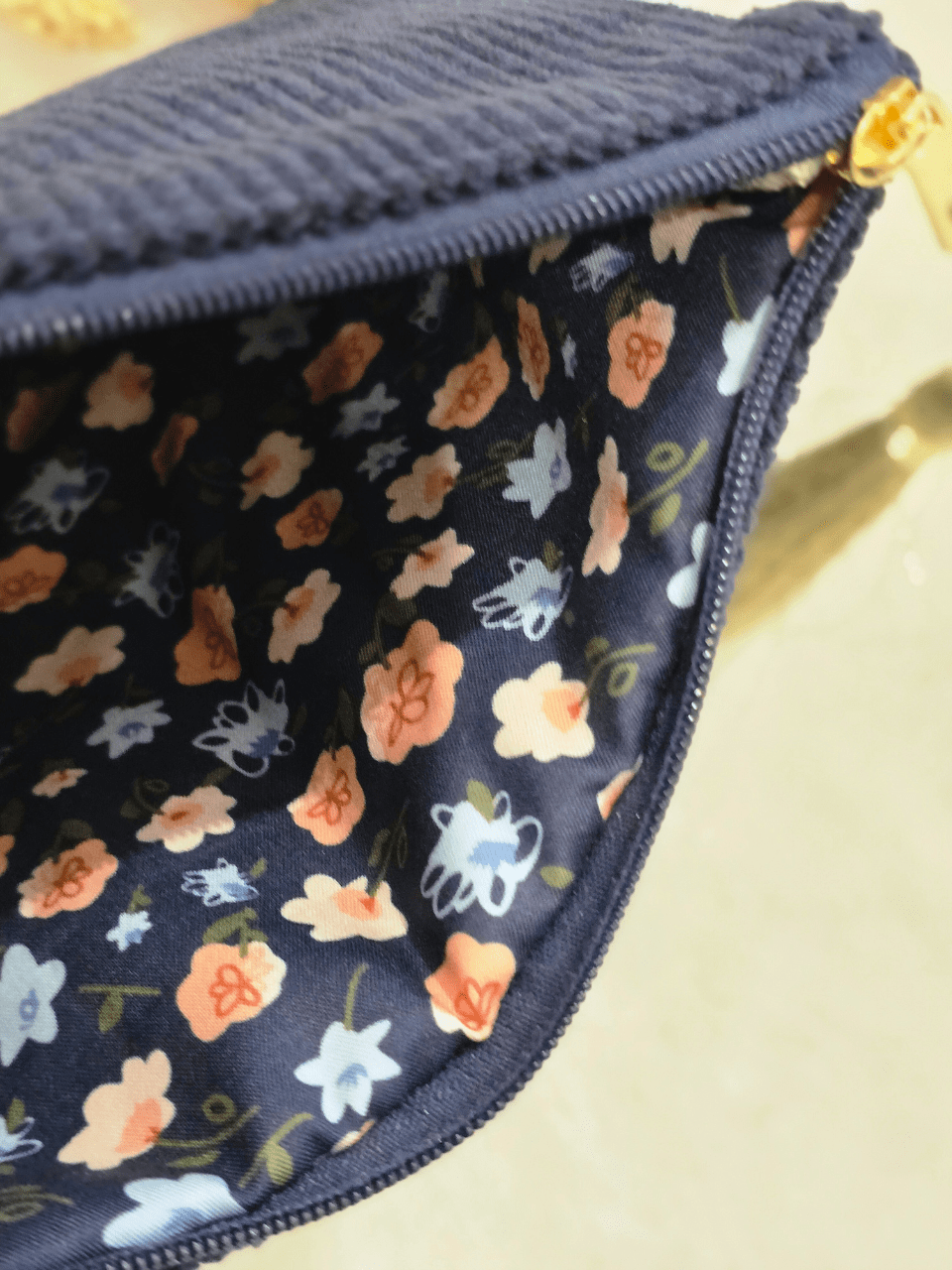 Pochette en velours côtelé – Cœurs dorés brodés