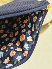 Pochette en velours côtelé – Cœurs dorés brodés
