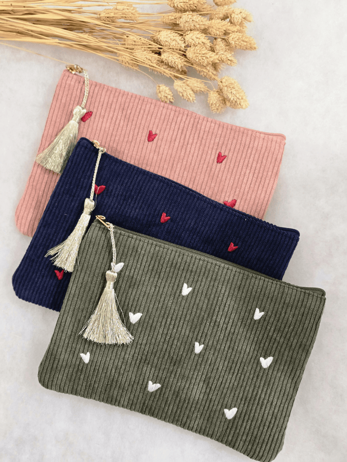 Pochette en velours côtelé – Cœurs dorés brodés
