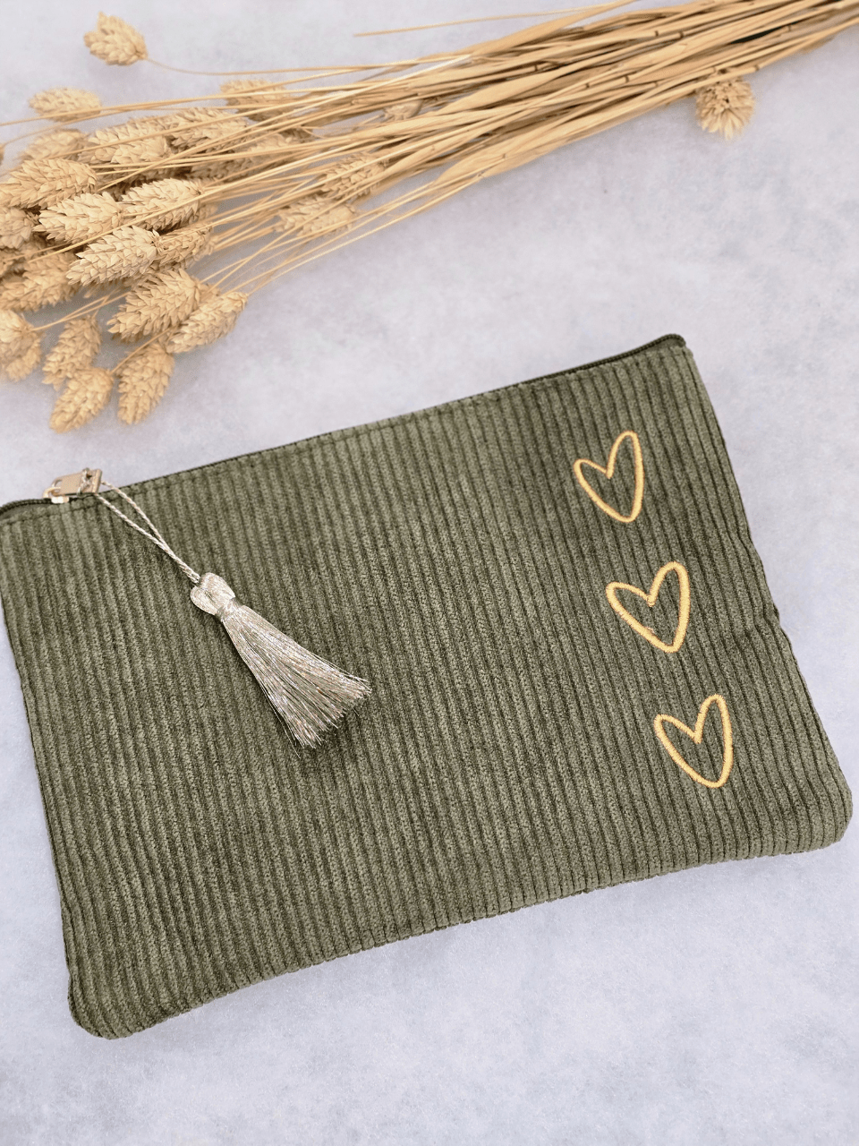 Pochette en velours côtelé – 3 cœurs brodés