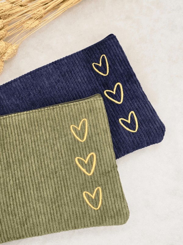 Pochette en velours côtelé – 3 cœurs brodés