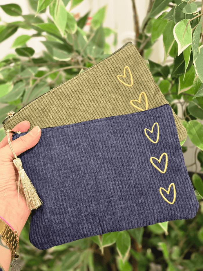 Pochette en velours côtelé – 3 cœurs brodés