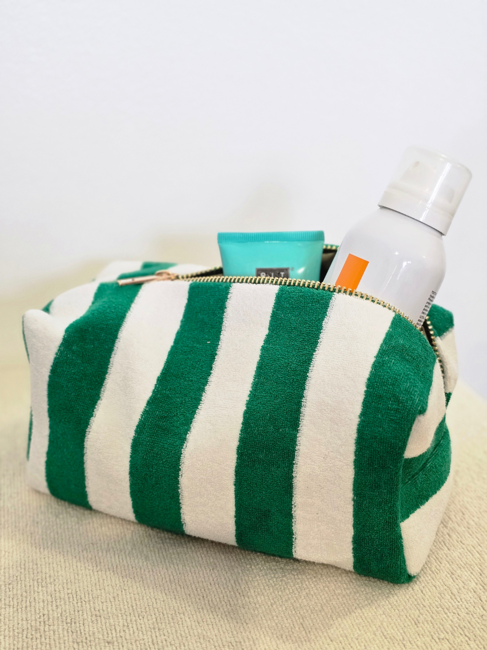 Pochette rayée verte en éponge