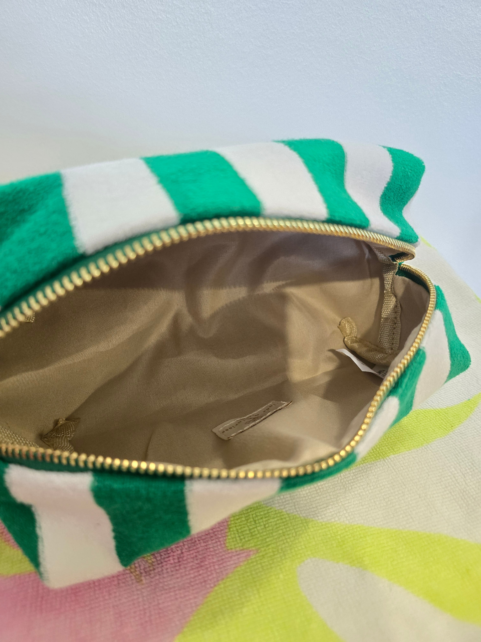 Pochette rayée verte en éponge