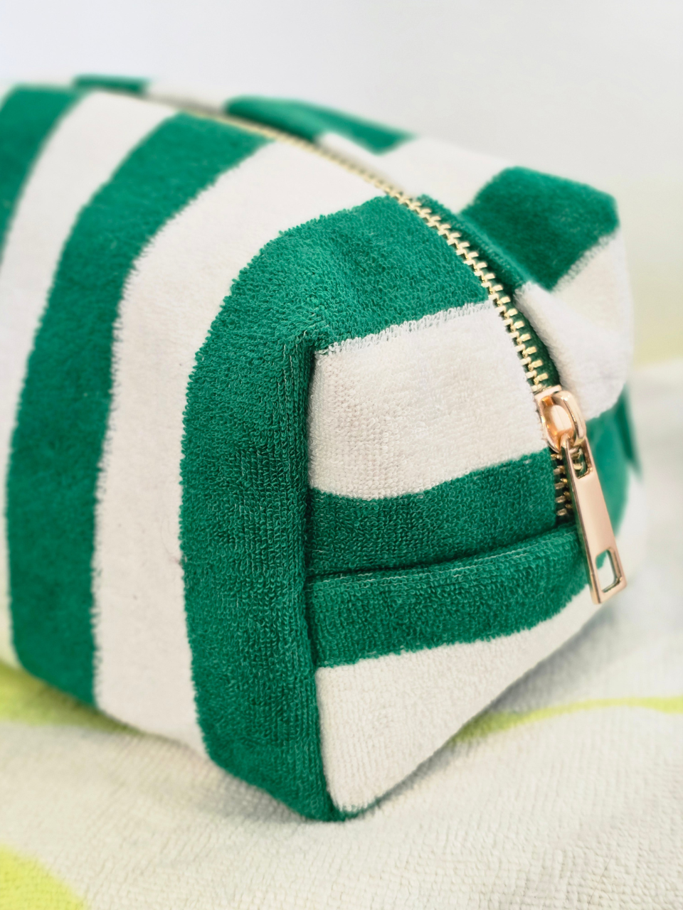 Pochette rayée verte en éponge