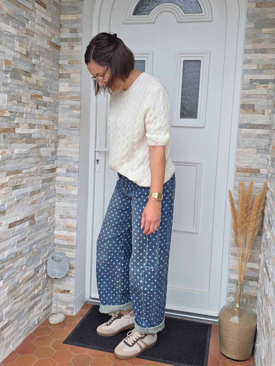Look avec pull écru torsadé et jean barrel à pois