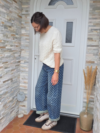 Look avec pull écru torsadé et jean barrel à pois