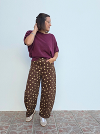 Look pull bordeaux et jean barrel marron