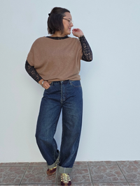 Look Jean barrel et pull oversize sur haut dentelle