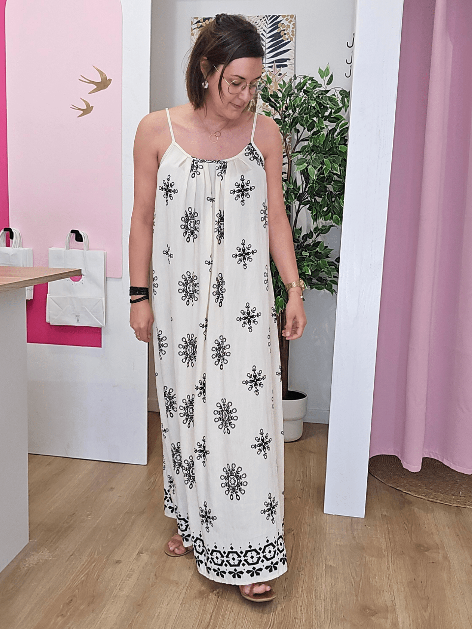Robe longue beige motifs noirs