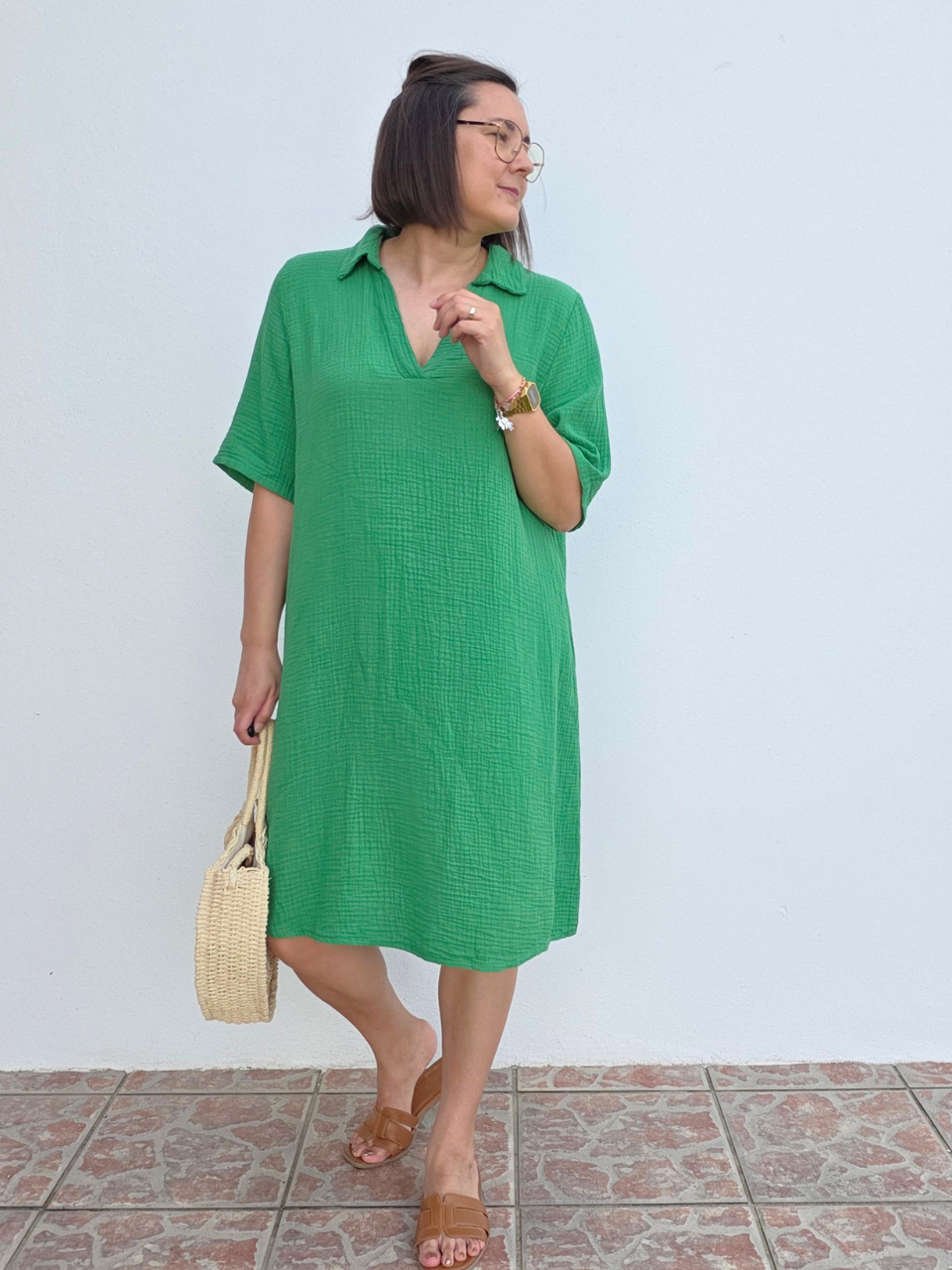 Robe courte verte en gaze de coton avec sac en crochet look été femme