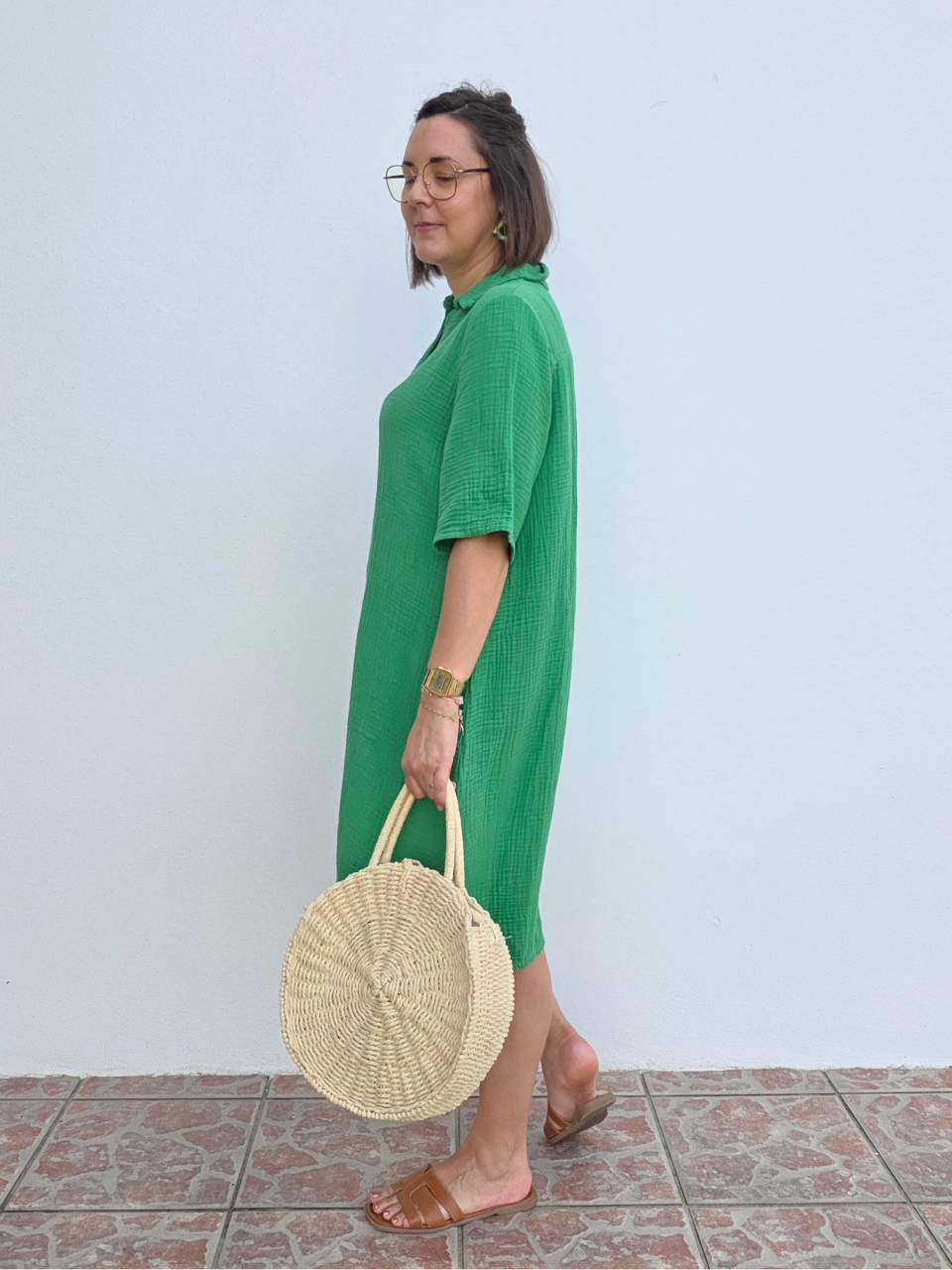 Robe verte en gaze de coton portée avec mules camel et sac en osier