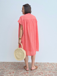 Robe courte corail en coton léger avec mules camel