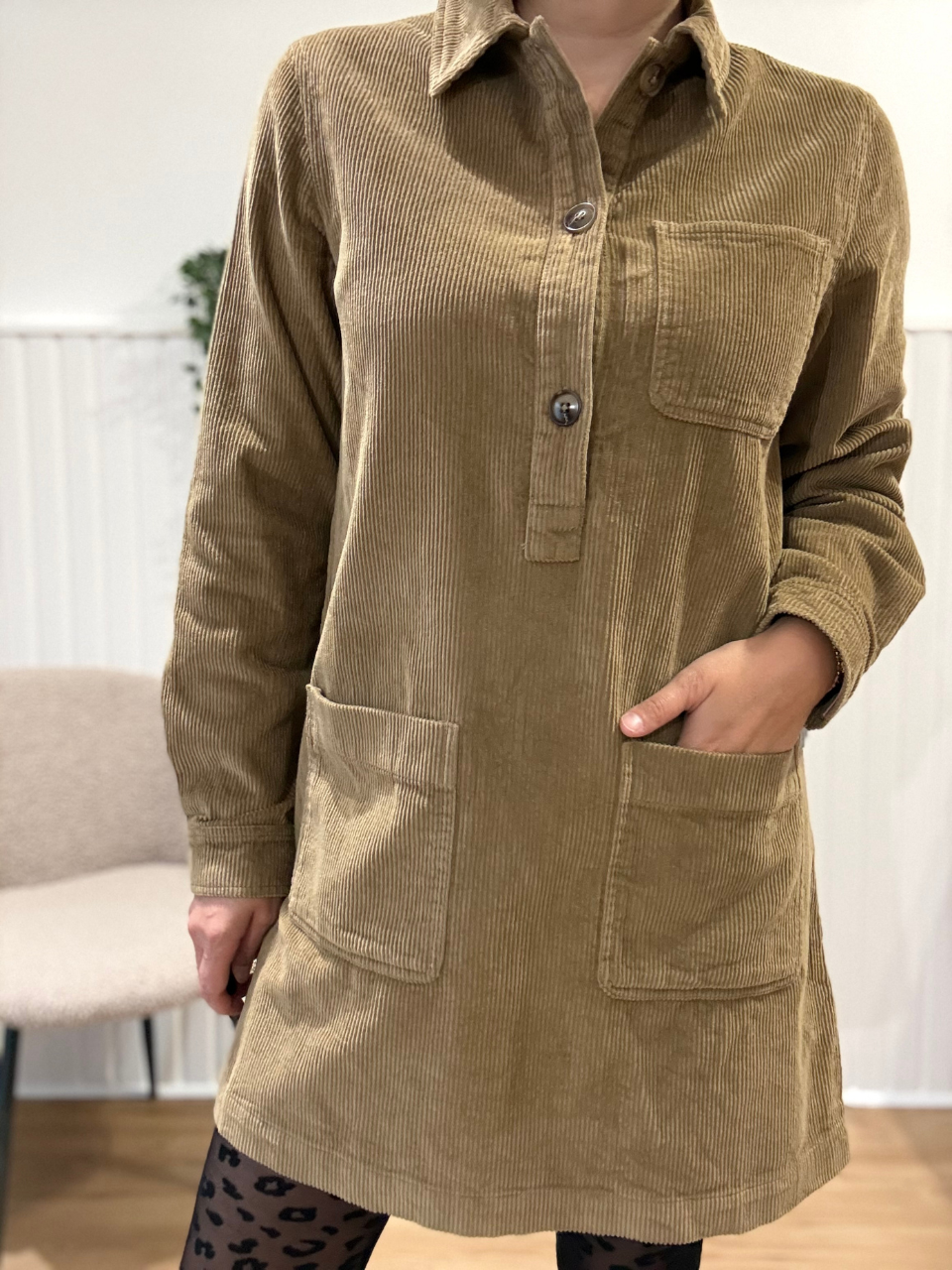 Robe courte en velours côtelé taupe